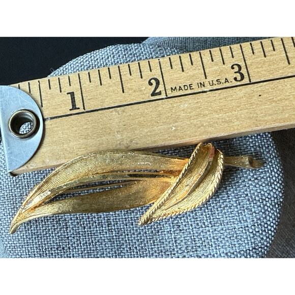 Vintage Brushed Gold Tone Abstract Brooch Textured Art To Wear Career Modernist - Picture 5 of 6